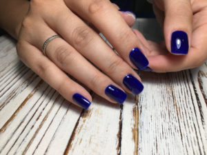 dark blue manicure