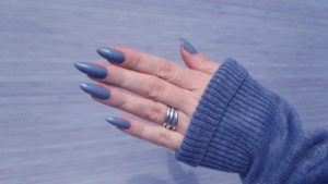 Manicura gris azulado